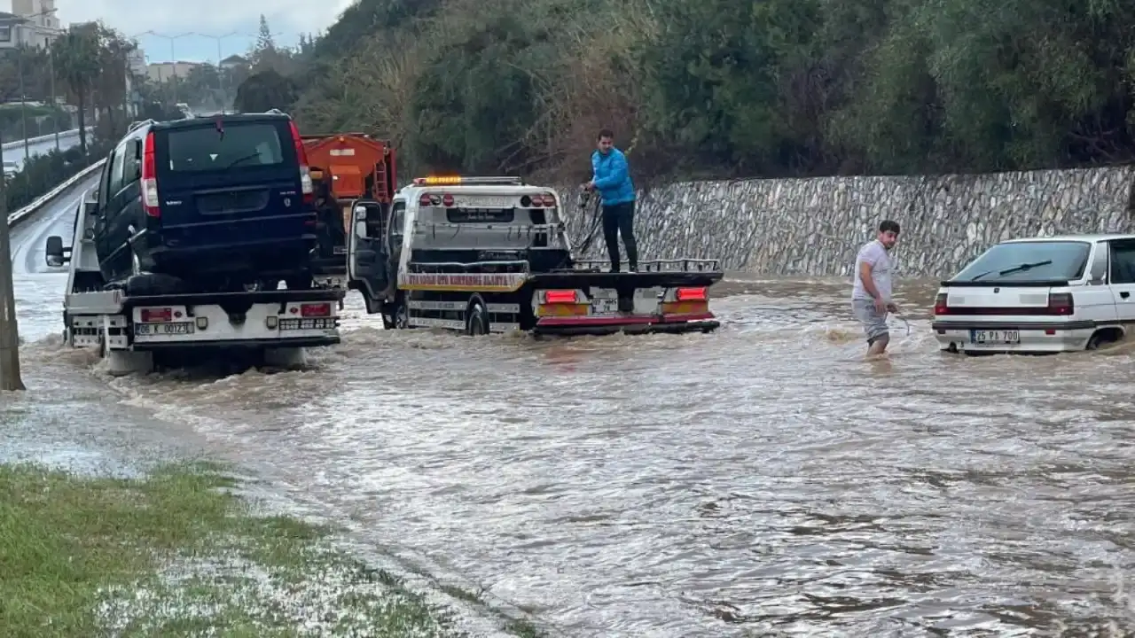 Alanya’da D 400 Karayolu Sular Altında Kaldı! 1